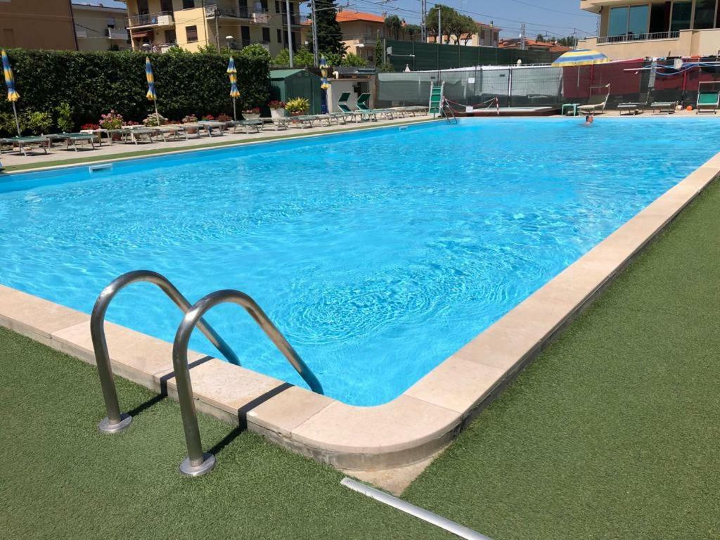Hotel Lem Rimini Esterno foto