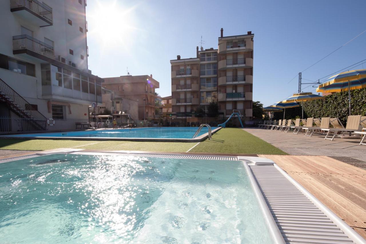 Hotel Lem Rimini Esterno foto